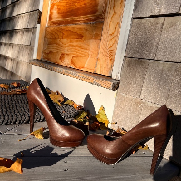 Guess WGREAGAN - Rich Burnished Brown Leather Wood-tone Platform 5” Heels pumps - Picture 13 of 14